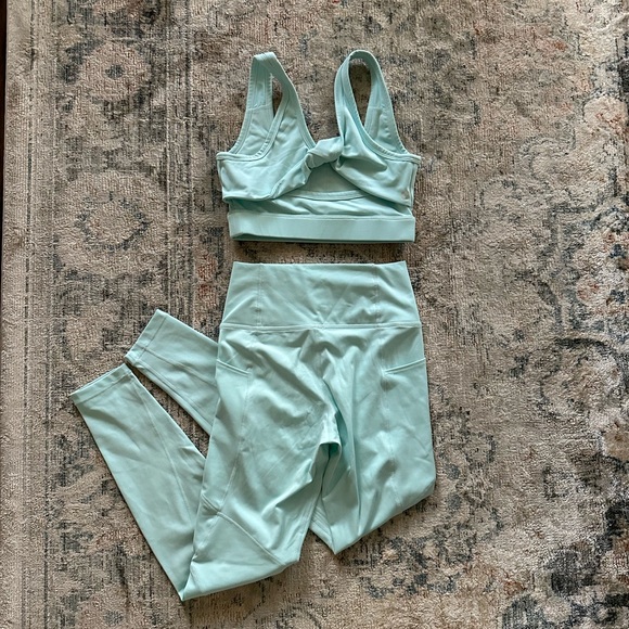 Le Ore turquoise two piece athletic set XS like new - Picture 2 of 3